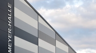 Kurt-Knippelmeyer-Halle, Marienhafe in RAL 9002, 9006, 9007und 7016