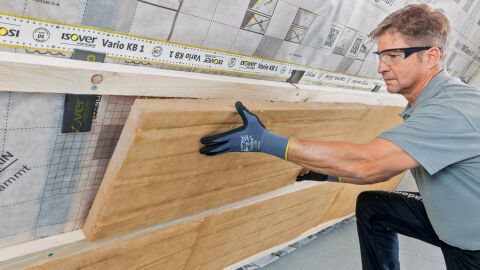 ISOVER Integra ZKF/UKF: Zwischensparrendämmsysteme für Steildächer