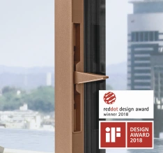 Im Flügel verborgener Fenstergriff ©WICONA