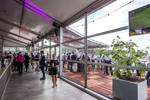 Maßgeschneiderte Eventlocations und mobile Raumlösungen