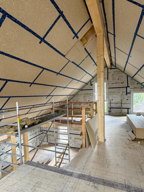 Der großzügige Dachbodenbereich ist komplett mit esb-Plus Platten verkleidet.Die Stöße der Nut- und Federplatten wurden mit dem Allround-Klebeband Tescon Vana von pro clima abgeklebt.