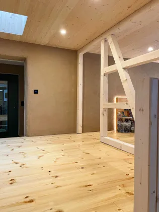 Die Fähigkeiten des 18-jährigen Lenny beschränken sich nicht nur auf den Holzbau, auch das Medium Lehm hat er perfekt im Griff.