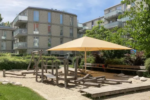 Jumbrella XL auf dem Spielplatz