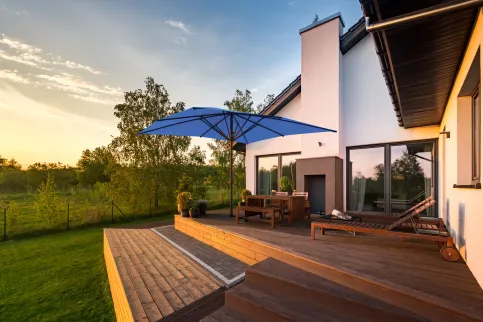 Pure auf Terrasse eines Privathauses
