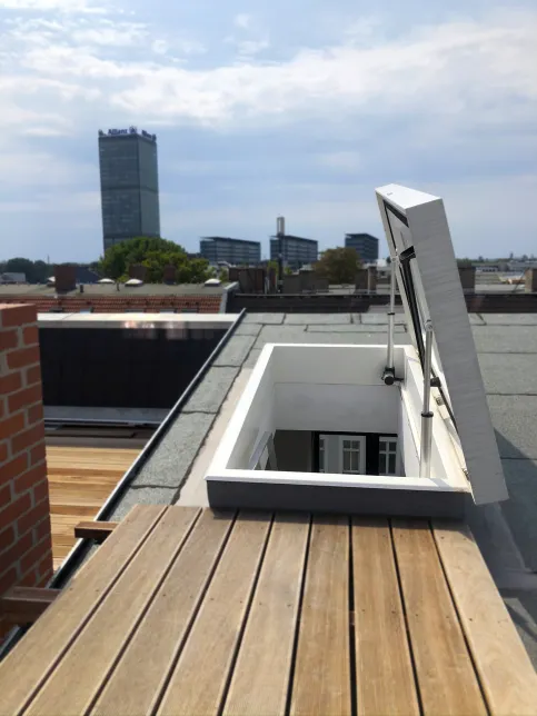Das Öffnen des Flachdachausstieges mit Glas erfolgt einfach per Knopfdruck.