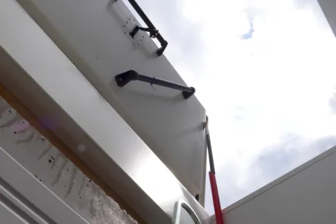 Staka Flachdachausstiege sind einfach zu montieren, auch in Kombination mit Leiter oder Treppe.