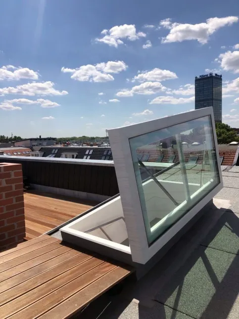 Staka Flachdachausstiege mit Glas ermöglichen einen geräumigen Durchgang.