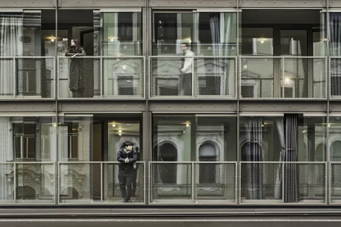 Ihre industrielle Charakteristik erhält die Fassade durch raumhohe Glaselemente sowie Metallbekleidungen, Stahlprofile und sichtbare Schraubbefestigungen auf rautenförmigen Plättchen.
