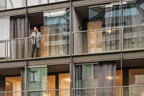 Flexible Balkonverglasungen sind oft in hohen Geschossen eine bautechnische Herausforderung – hier spielt das Ganzglas-Schiebesystem Proline S Mega von Solarlux seine Stärken aus.