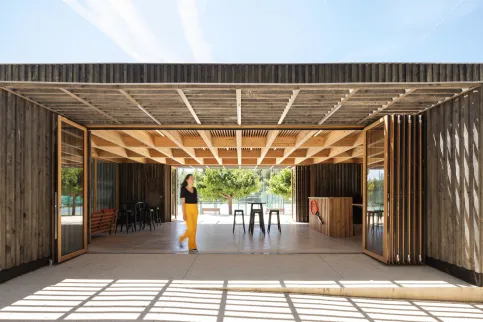 Die Glas-Faltwände des Systems Woodline sind aus Lärchenholz gefertigt und bilden auf diese Weise eine harmonische Einheit mit der sonstigen Holzkonstruktion der Mehrzweckhalle. © Daniel Sumesgutner für Solarlux GmbH