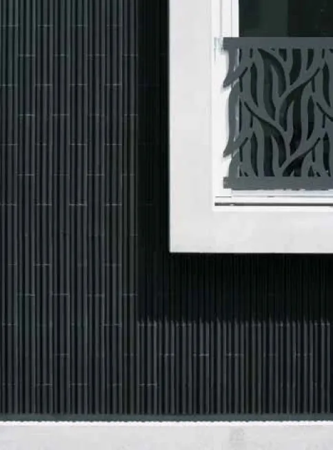 Materialübergang vom Sockel und Fenster zur Keramikfassade