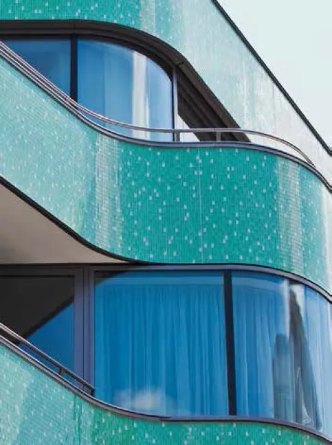 Detail der gebogenen und mit Glasmosaik bekleideten Fassadenbänder
