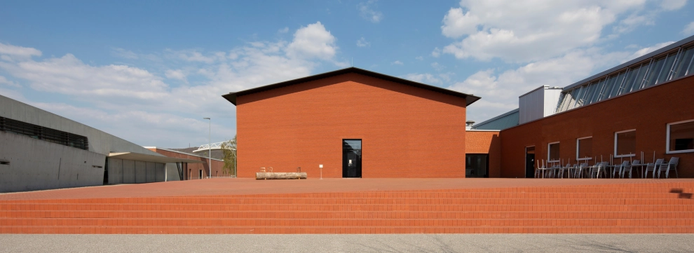 Formstein Bena 280 x 62 x 120 mm Fassade, 130 x 120 x 62 mm Boden © Romy Picht