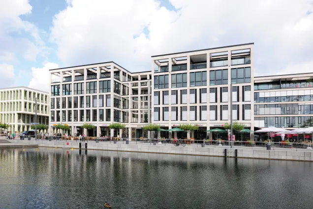 Das RIVA 1 an der Hafenpromenade am Dortmunder Phoenix See ist ein fünfgeschossiges Bürogebäude inklusive Gastronomie und Penthousewohnungen, entworfen vom Architekturbüro Schamp & Schmalöer.