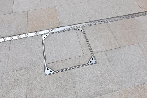 In zusätzlich verbauten Schachtabdeckungen lässt sich das Plattenmaterial des umgebenden Bodenbelags einlegen.