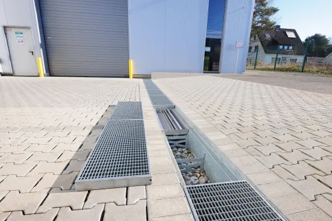 Es wurden versickerungsfähige Rigolenrinnen „RigoMax“ für eine 120 Quadratmeter große Pflasterfläche verbaut.