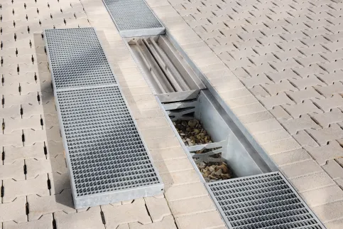 Die Rinnen eignen sich bestens für die Zwischenspeicherung großer Wassermengen und die anschließende, fortwährende Dränierung