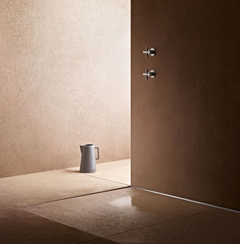 Verdeckt: CeraWall Individual fügt sich nahezu unsichtbar in die Badarchitektur ein.