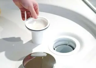 Geruchverschluss entfernen