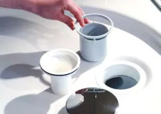 Siphonbecher zum Reinigen herausnehmen