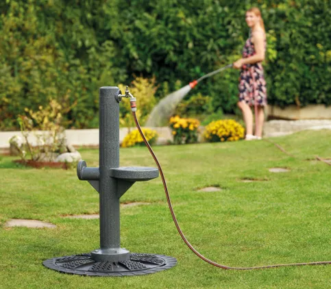 Vielseitige und komfortable Wasserentnahme mit Zapfsäule. Exklusiv bei Rewatec ist die Zapfsäule auf den Tankdeckel aufsetzbar