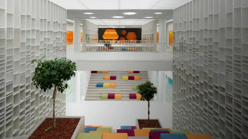 Holzwerkstoffe für Büro & Bildung