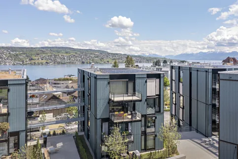 Wohnhäuser mit Blick auf Zürichsee
