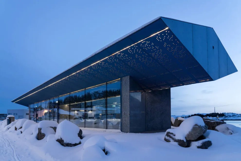 Moskenes Servicebygg, Lofoten, Norwegen I Architekt Vardehaugen Arkitektur AS, Oslo, Norway I Fotograf: Einar Elton Jacobsen, Oslo, Norway und Frid-Jorunn Stabell, Lillehammer, Norway.
