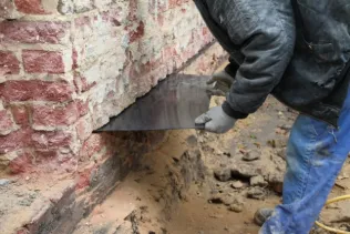 Einbringen einer kapillarwasserdichten Sperrschicht aus glasfaserverstärkten Kunststoffplatten