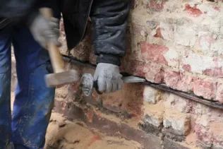 Verkeilen der Schnittfuge mit statisch belastbaren Kunststoffkeilplatten