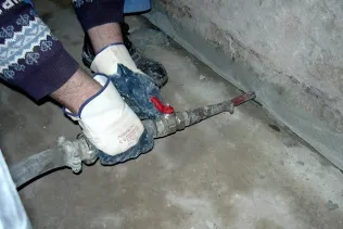 Formschlüssige Hohlraumverpressung mit einer geeigneten Mörtelpumpe