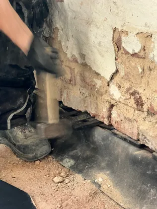 Verkeilen der Schnittfuge mit statisch belastbaren Kunststoffkeilplatten im Abstand von ≤ 25 cm über den gesamten Mauerquerschnitt (Belastbarkeit ≥ 500 kp/cm2).