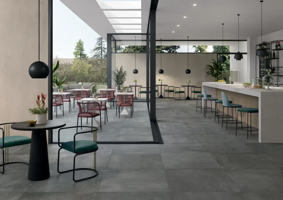 Wandfliesen in Concreto Light 120x260 + Extra Light 120x260, Bodenfliese in Concreto Medium Grip 90x90