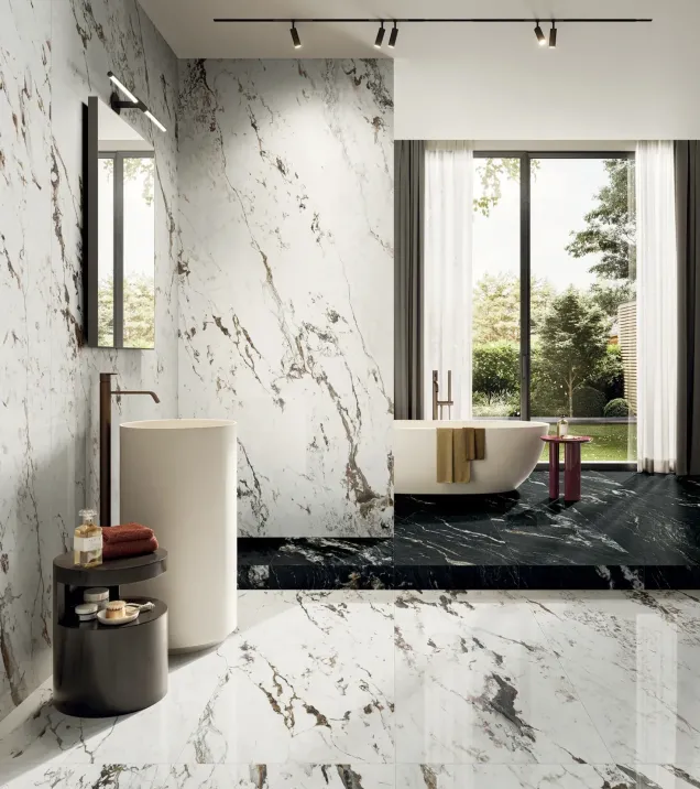 Wand- und Bodenfliesen in Perpetual Breccia Warm Lux 120x278 und 60x120 und Bodenfliesen in Perpetual Belvedere Dark 60x120