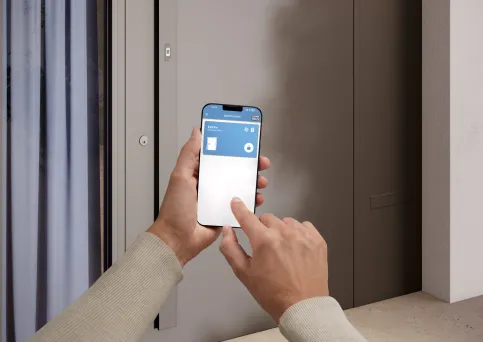 Mit dem Smartphone die Haustür öffnen: Mit der Winkhaus doorControl App bestimmt der Nutzer, wer wann Zutritt zu den eigenen vier Wänden hat.
