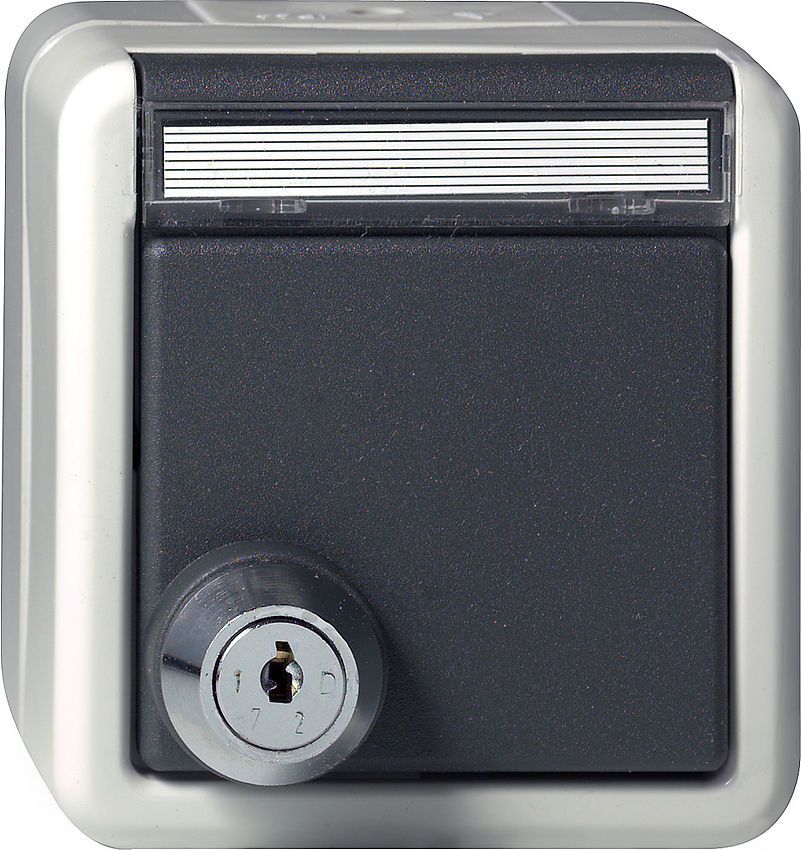 Gira SCHUKO-Steckdose mit Klappdeckel, Schloss und Beschriftungsfeld