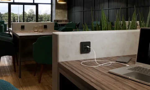 USB-C-Spannungsversorgung mit Power Delivery im Café