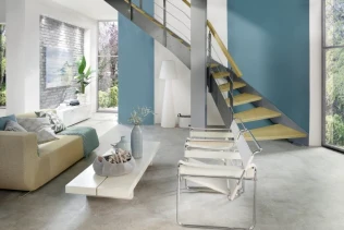 681e, klassische Holzwangentreppe Loft mit Relinggeländer