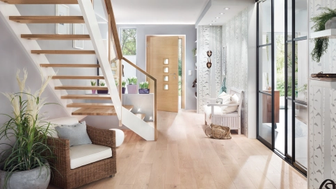 681a, klassische Holzwangentreppe mit Glasgeländer