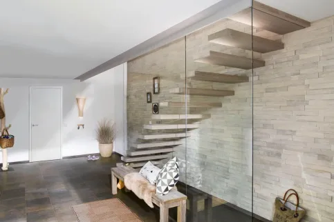 Kragarmtreppe mit Kragstufen aus Holz und Glaswand 686w
