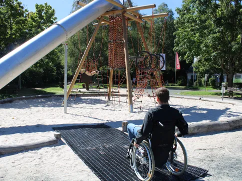 Die Inklusions-Matte gewährleistet Barrierefreiheit auf Spielplätzen und und fördert die Teilhabe aller Menschen.