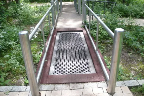Rollstuhlfahrer Trampolin — Ob mit oder ohne Hilfe, das Schwingen vermittelt dem Rollstuhlfahrer ein besonderes Gefühl.