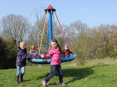 Zwergennest-Karussell — Laufen, drehen und "fest im Sattel" sitzen.