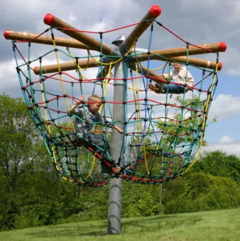 Berg- und Talbahn — Die bergige Lauffläche fordert und fördert die Balance in spielerischer Weise.