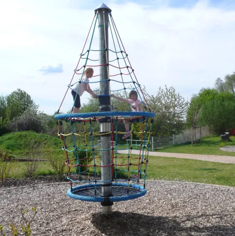 Turmkreisel — drehen, klettern, schwingen und schaukeln