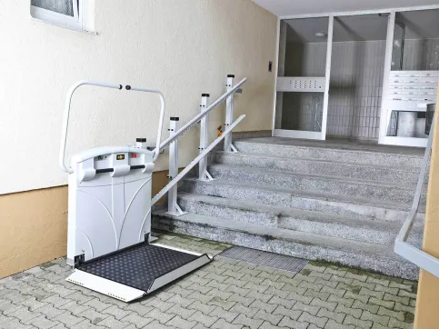 Plattformlift sani-trans® P500 im Außenbereich, gerade Treppe