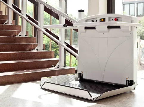 Plattformlift sani-trans® P500 im Innenbereich, gerade Treppe