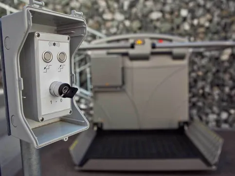 Plattformlift sani-trans® P500, Fernsteuerung