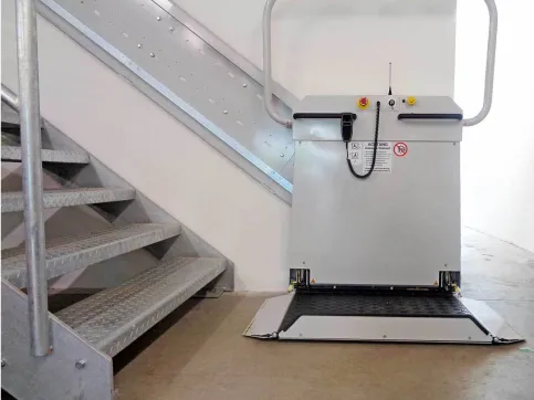 Plattformlift sani-trans® P200 im Innenbereich, gerade Treppe