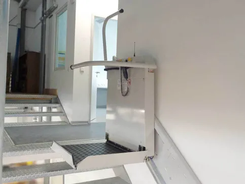 Plattformlift sani-trans® P200 im Innenbereich, gerade Treppe